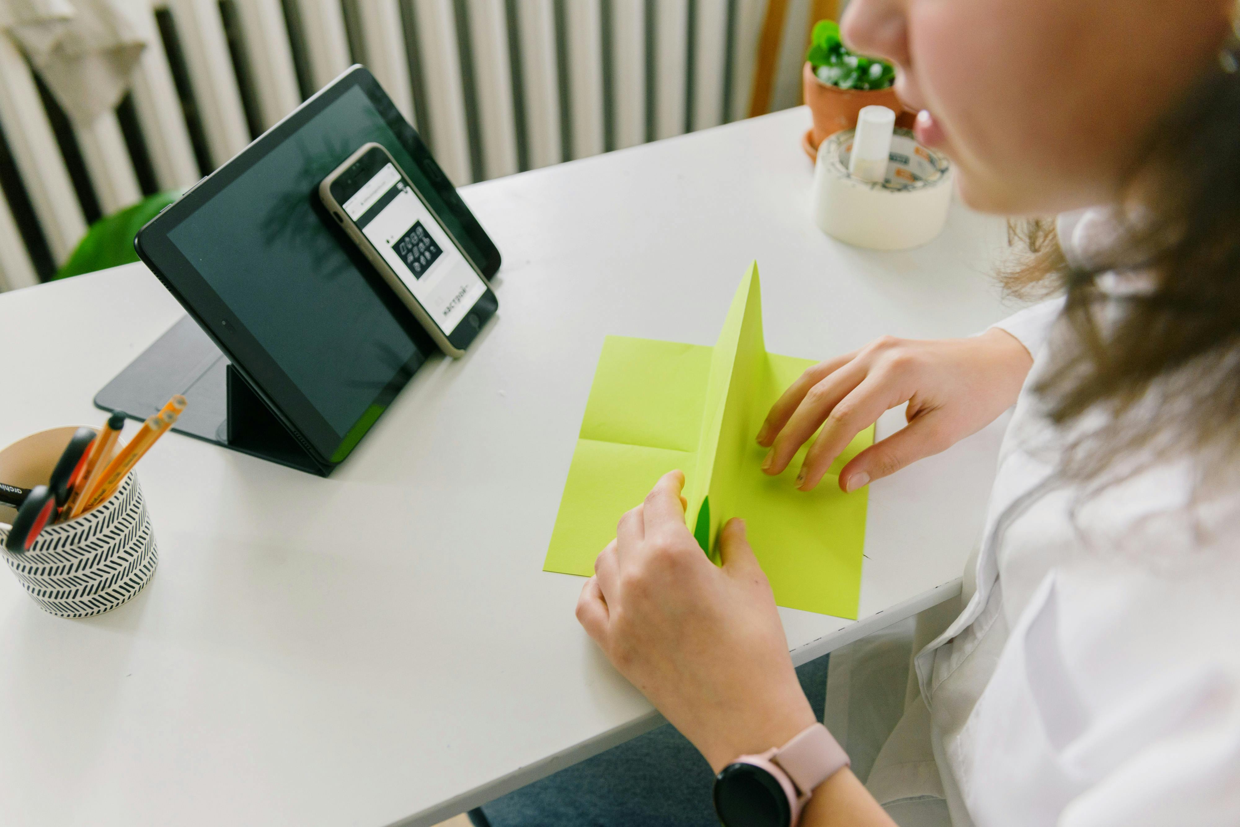 业界首款：消息称苹果 iPhone Fold 折叠屏手机已实现无折痕设计 - 图片1